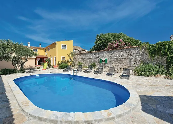 12 With Outdoor Swimmingpool *