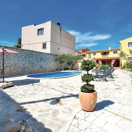 12 With Outdoor Swimmingpool