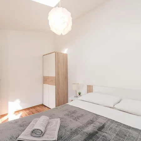 12 With Outdoor Swimmingpool Дом отдыха Пакоштане