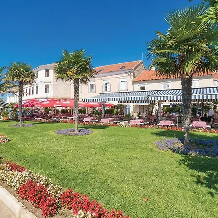 Дом отдыха 12 With Outdoor Swimmingpool Пакоштане