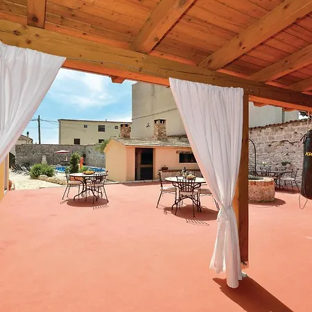 12 With Outdoor Swimmingpool Дом отдыха Пакоштане