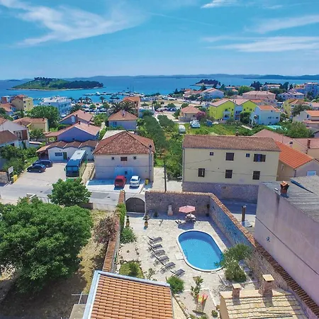 12 With Outdoor Swimmingpool Дом отдыха Пакоштане