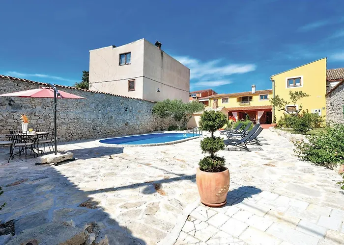 12 With Outdoor Swimmingpool